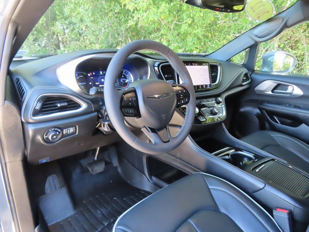 Certified 2022 Chrysler Pacifica Limited w/ S Appearance Package image 31