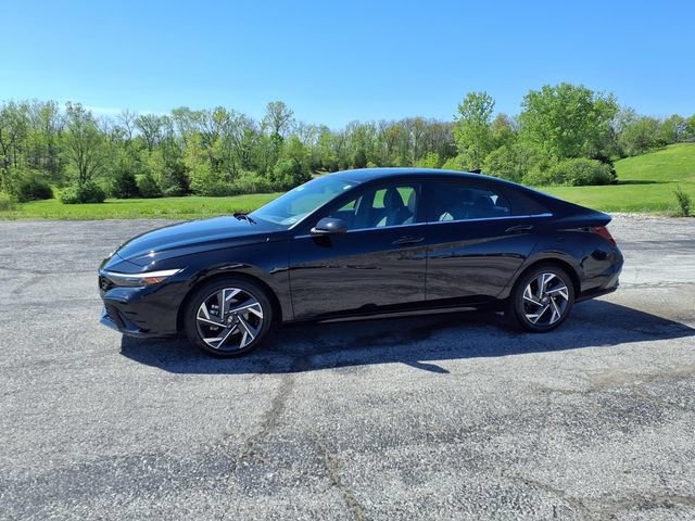 Used 2025 Hyundai Elantra SEL FWD image 31