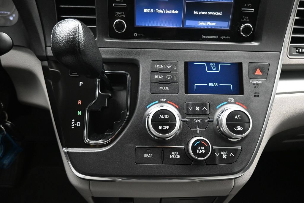 Used 2018 Toyota Sienna LE w/ Carpet Mat Package FWD image 19