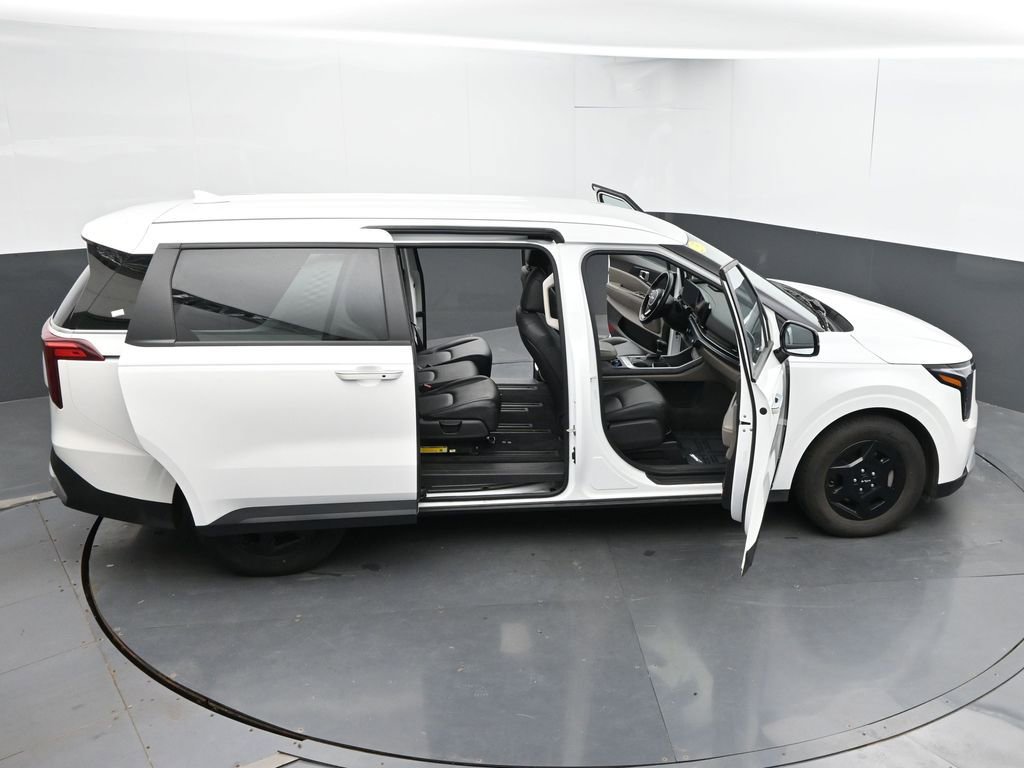 Used 2025 Kia Carnival FWD image 69