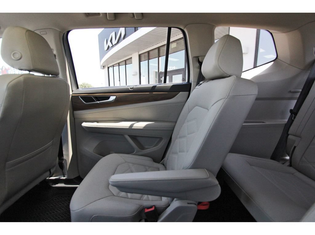 Used 2025 Volkswagen Atlas SE FWD image 12