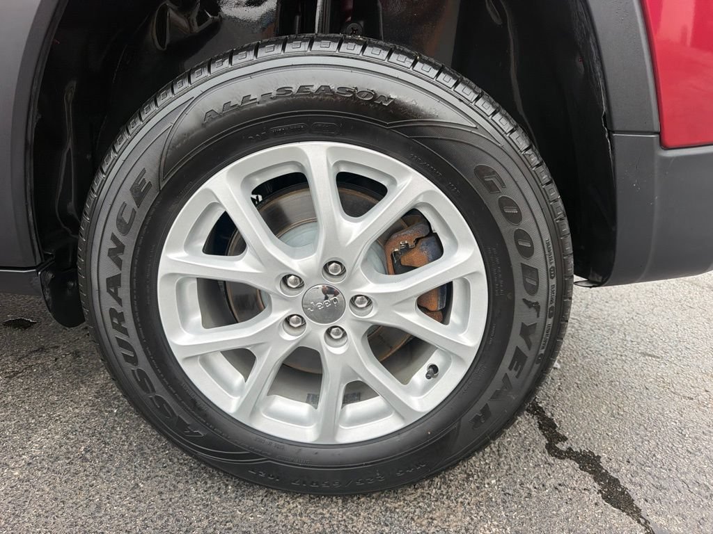 Used 2017 Jeep Cherokee Latitude w/ Cold Weather Group AWD/4WD image 53