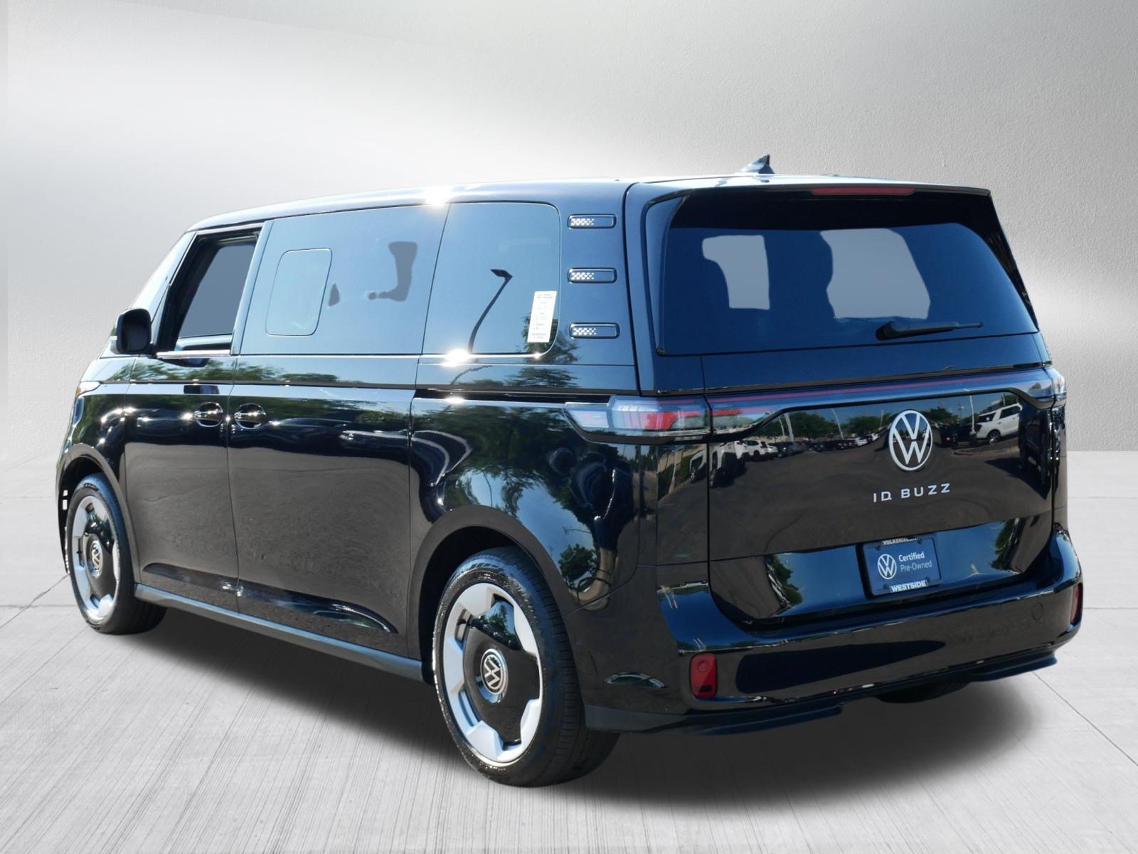 Certified 2025 Volkswagen ID. Buzz Pro S RWD image 5