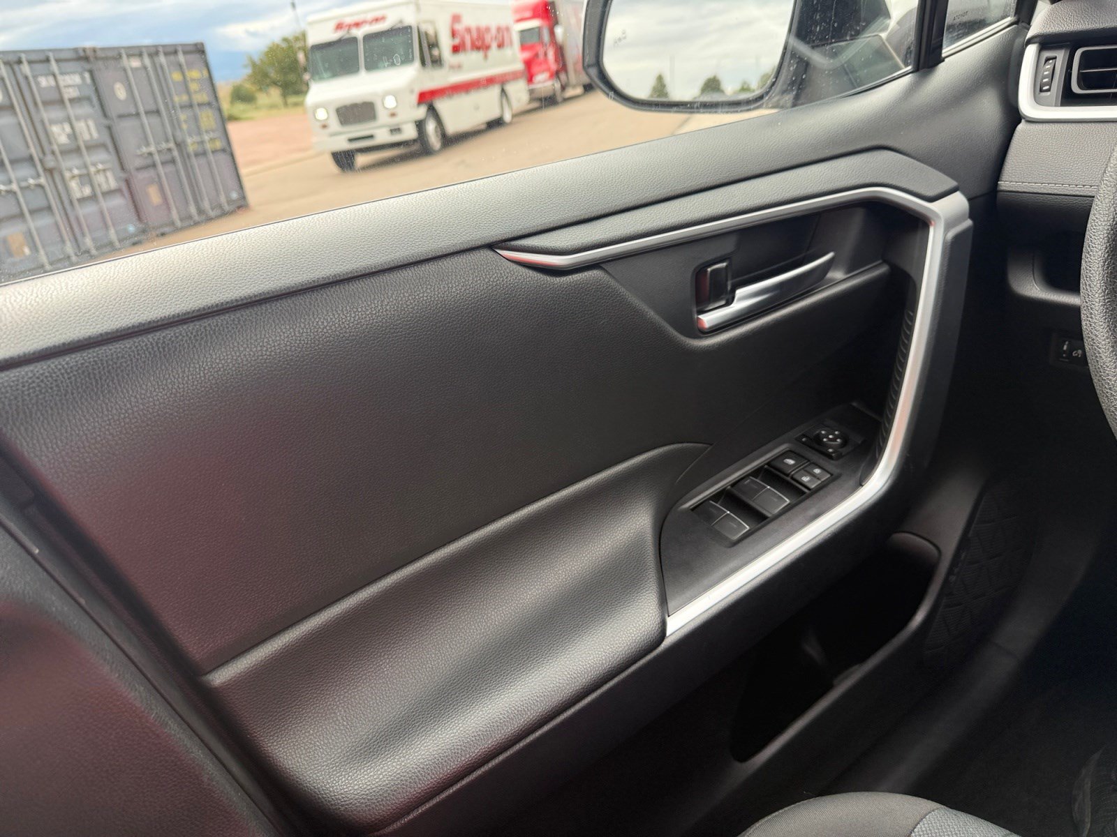 Used 2025 Toyota RAV4 XLE AWD/4WD image 17