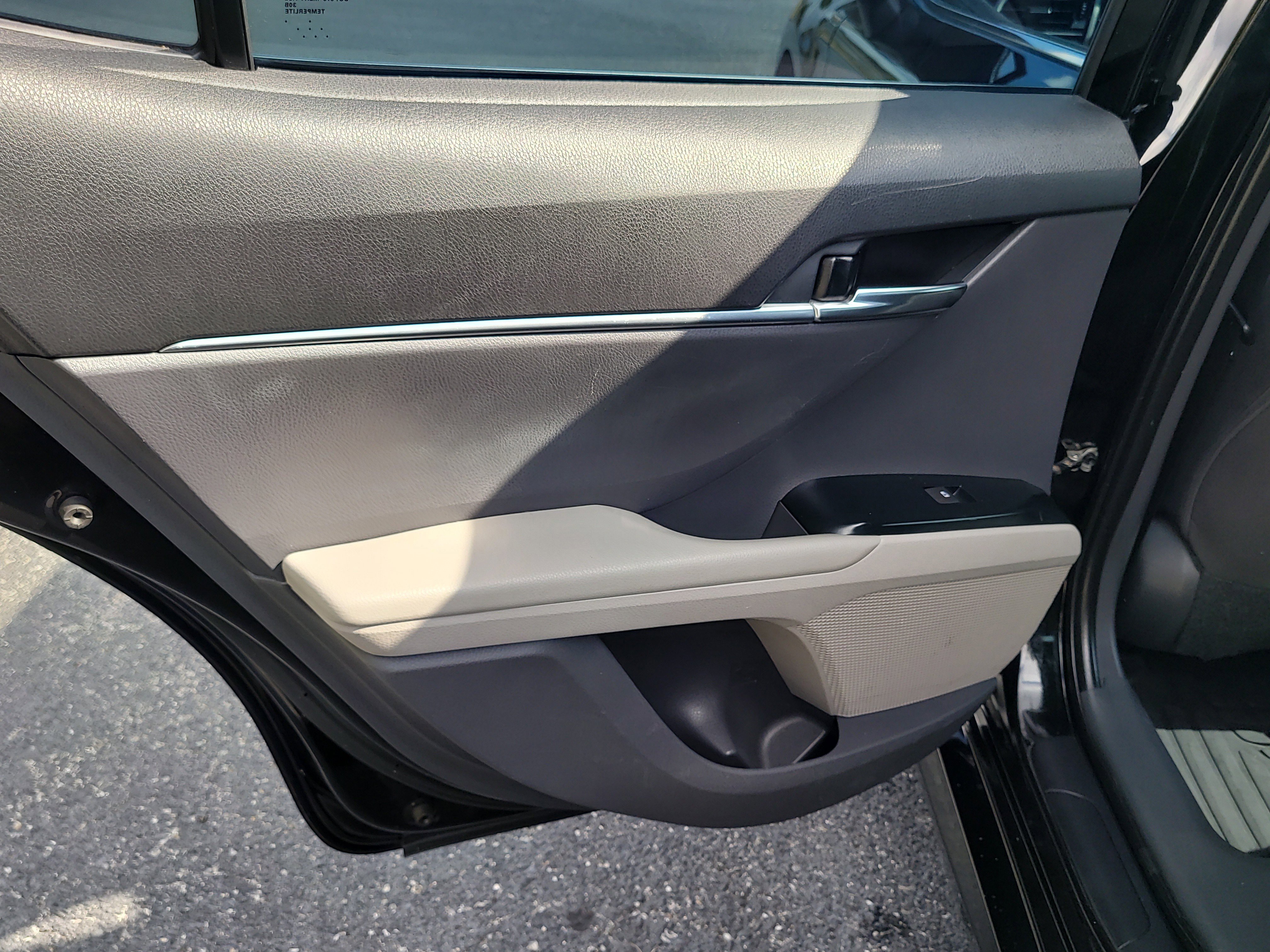 Used 2020 Toyota Camry LE image 11