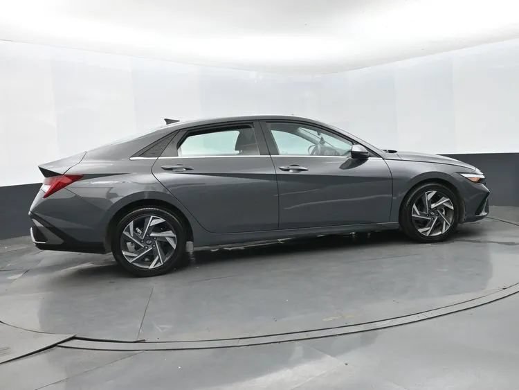 Used 2025 Hyundai Elantra SEL FWD image 4