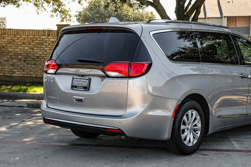 Used 2019 Chrysler Pacifica Touring-L image 14