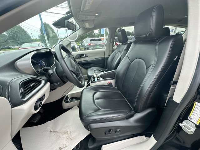 Used 2023 Chrysler Pacifica Touring-L FWD image 21