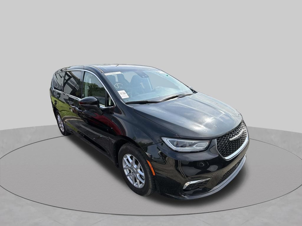 Used 2023 Chrysler Pacifica Touring-L FWD image 4