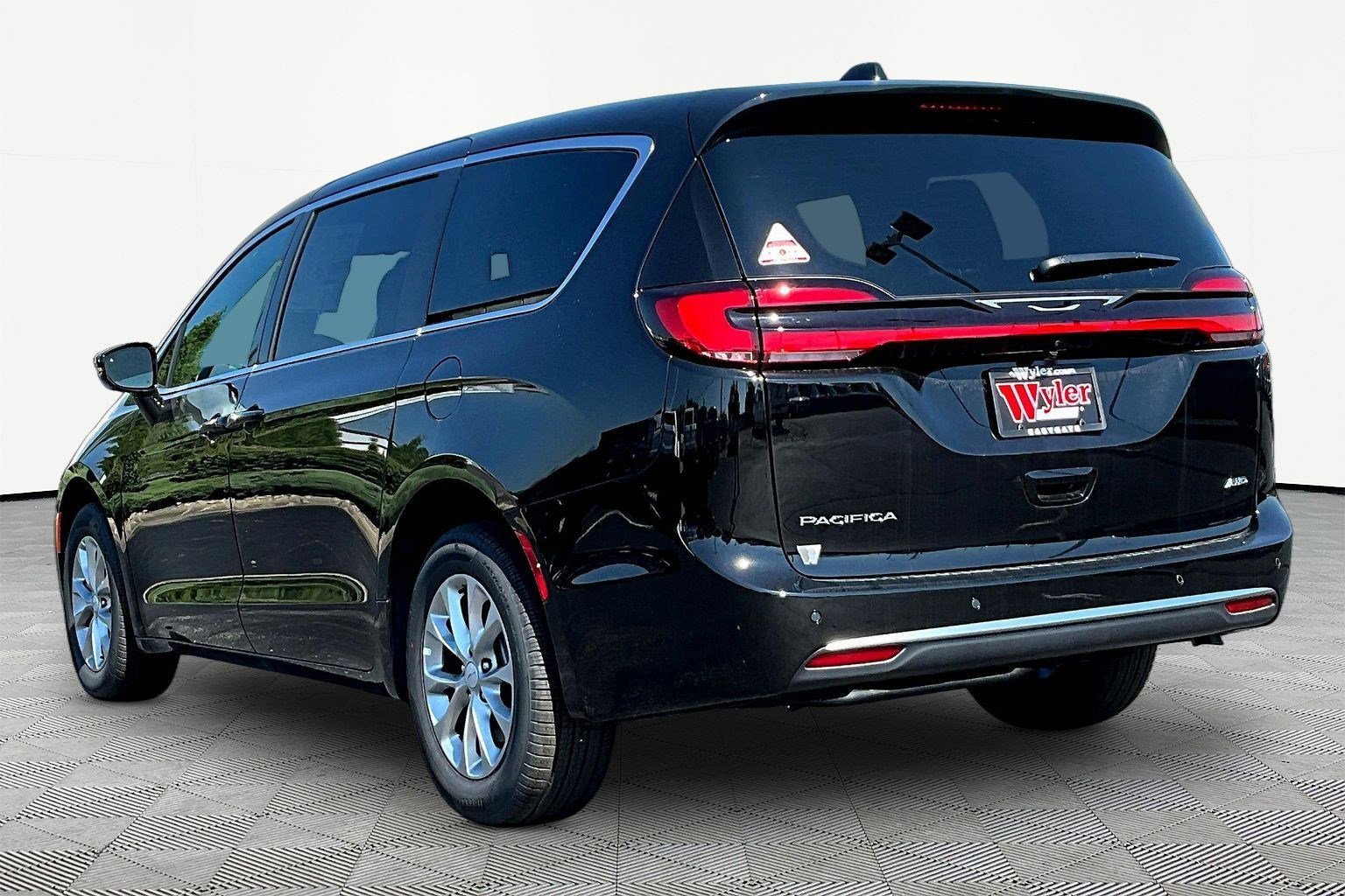 New 2027 Chrysler Pacifica Select AWD/4WD image 4