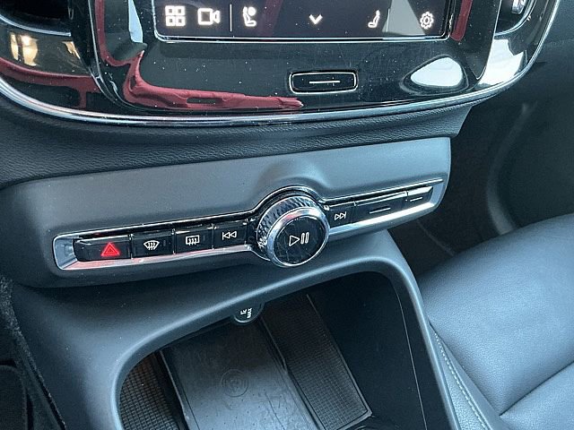 Certified 2025 Volvo XC40 B5 Core image 25