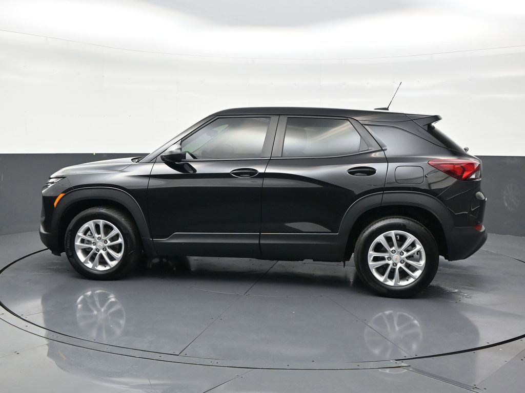 Used 2025 Chevrolet TrailBlazer LS FWD image 2