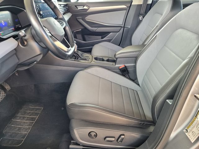 Used 2025 Volkswagen Jetta SE FWD image 17
