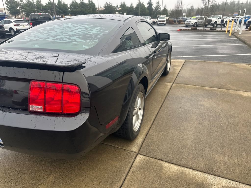 Used 2007 Ford Mustang Deluxe image 4