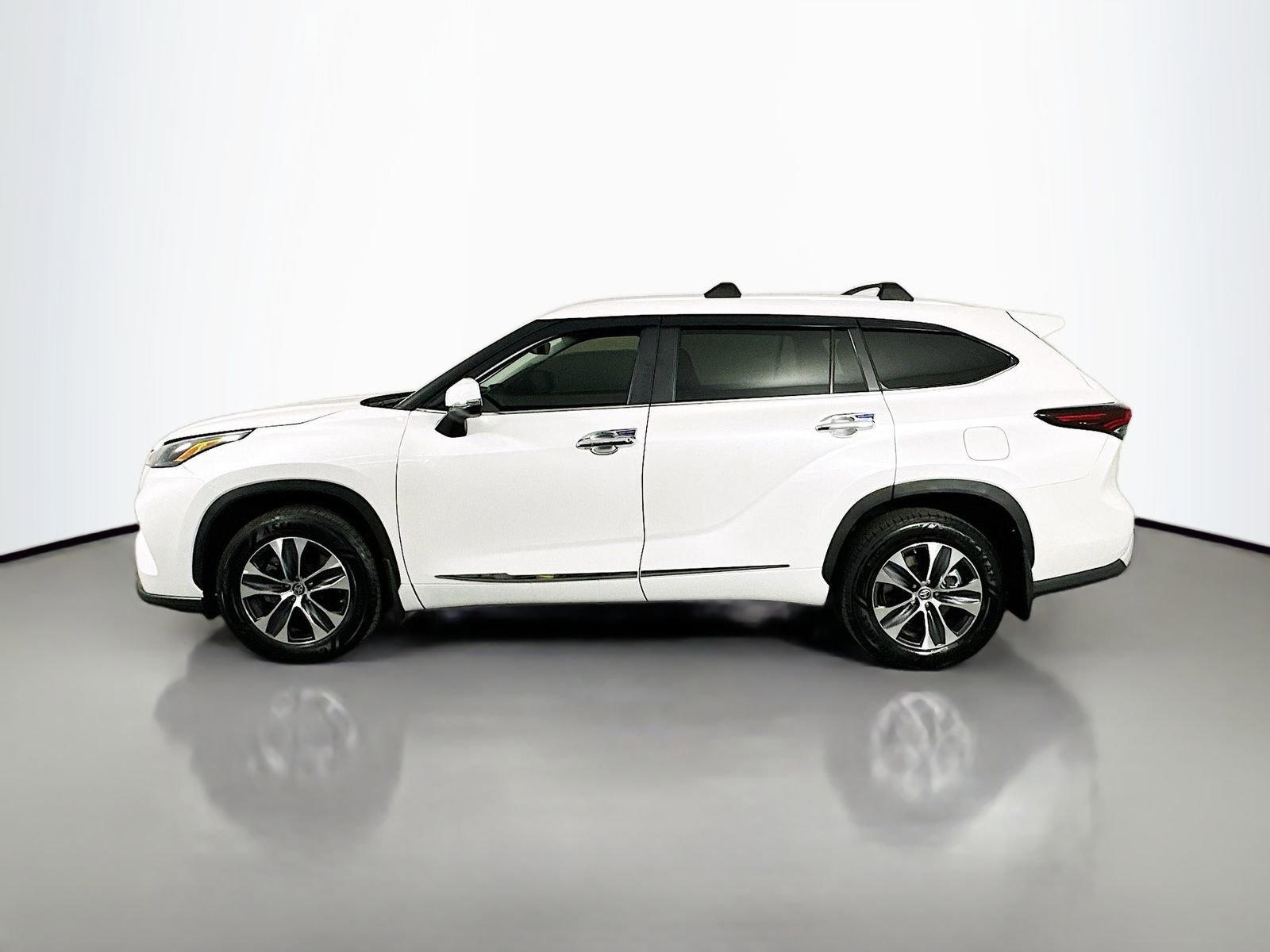 Used 2024 Toyota Highlander XLE AWD/4WD image 4