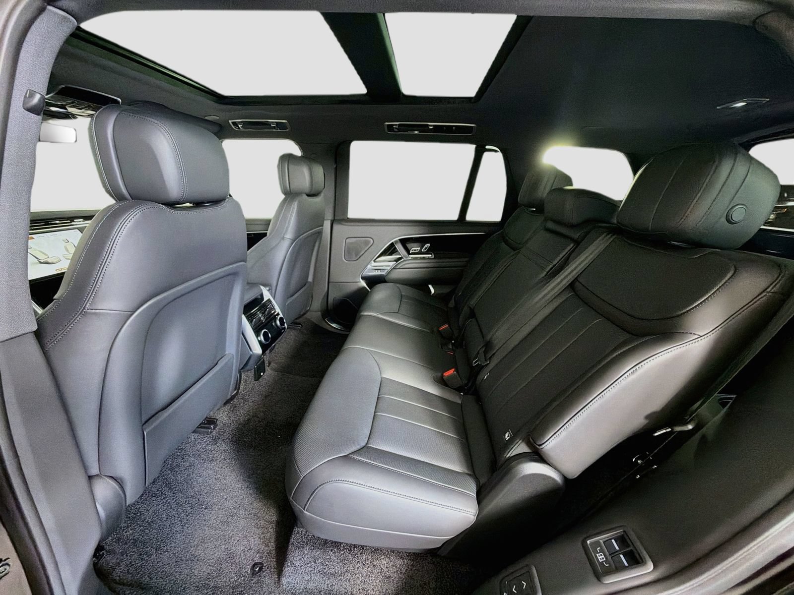 New 2026 Land Rover Range Rover Long Wheelbase SE AWD/4WD image 27