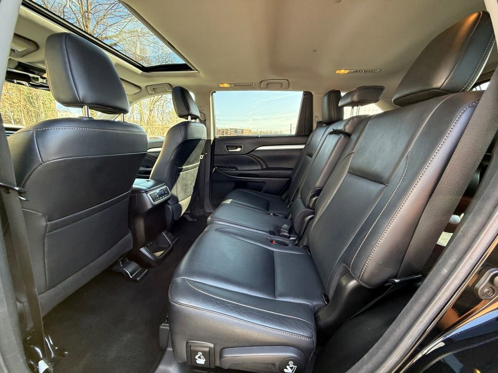 Used 2017 Toyota Highlander XLE w/ Carpet Mat Package image 26