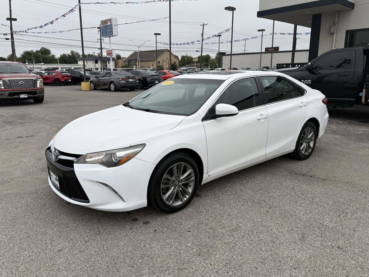 Used 2017 Toyota Camry SE w/ Moonroof Package FWD image 2