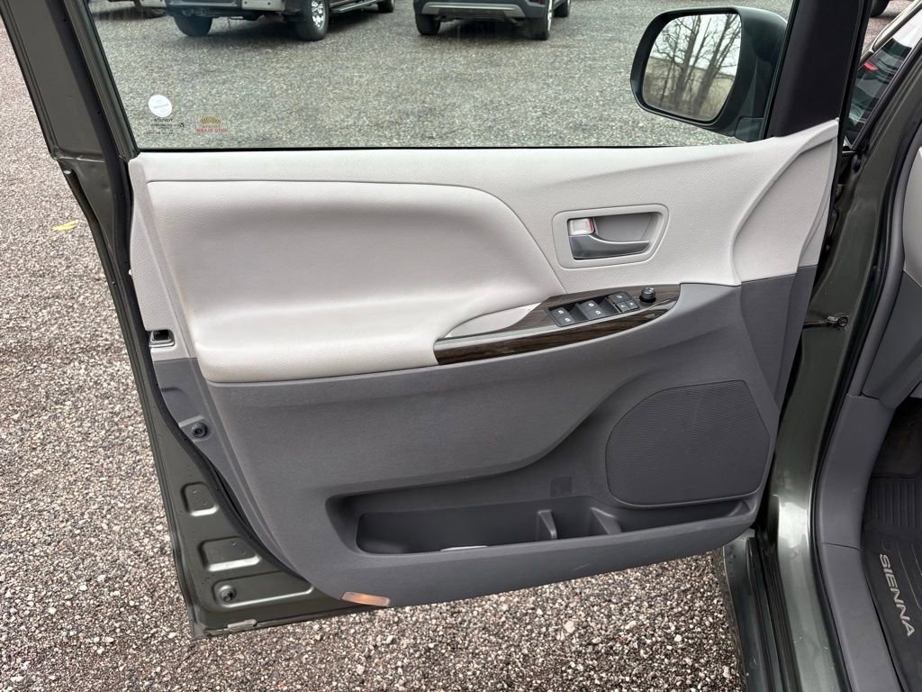 Used 2019 Toyota Sienna XLE FWD image 9