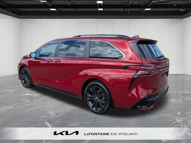 Used 2023 Toyota Sienna XSE FWD image 3