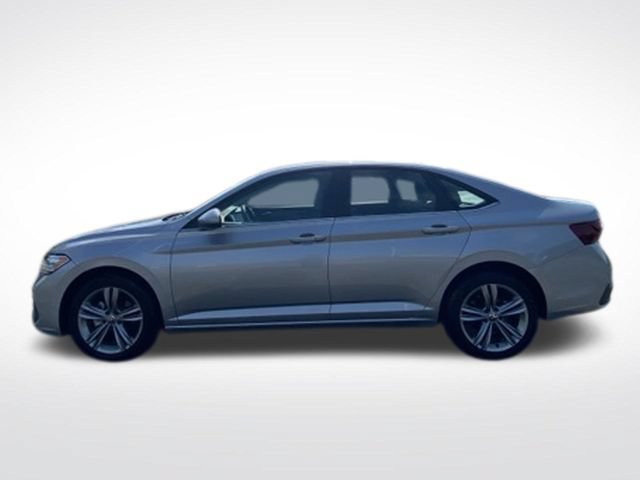 Used 2024 Volkswagen Jetta SE FWD image 3