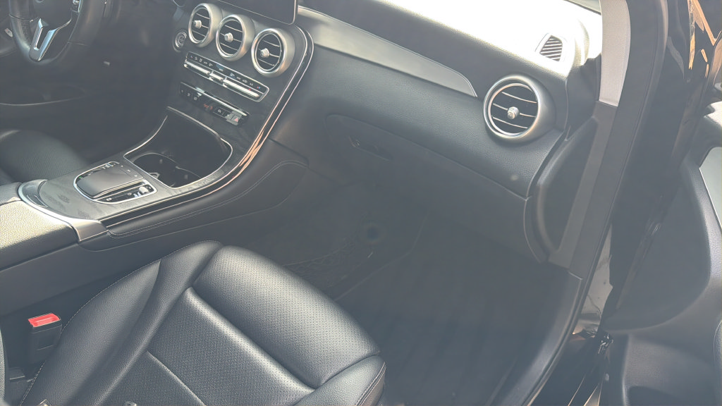 Used 2020 Mercedes-Benz GLC 300 4MATIC image 26