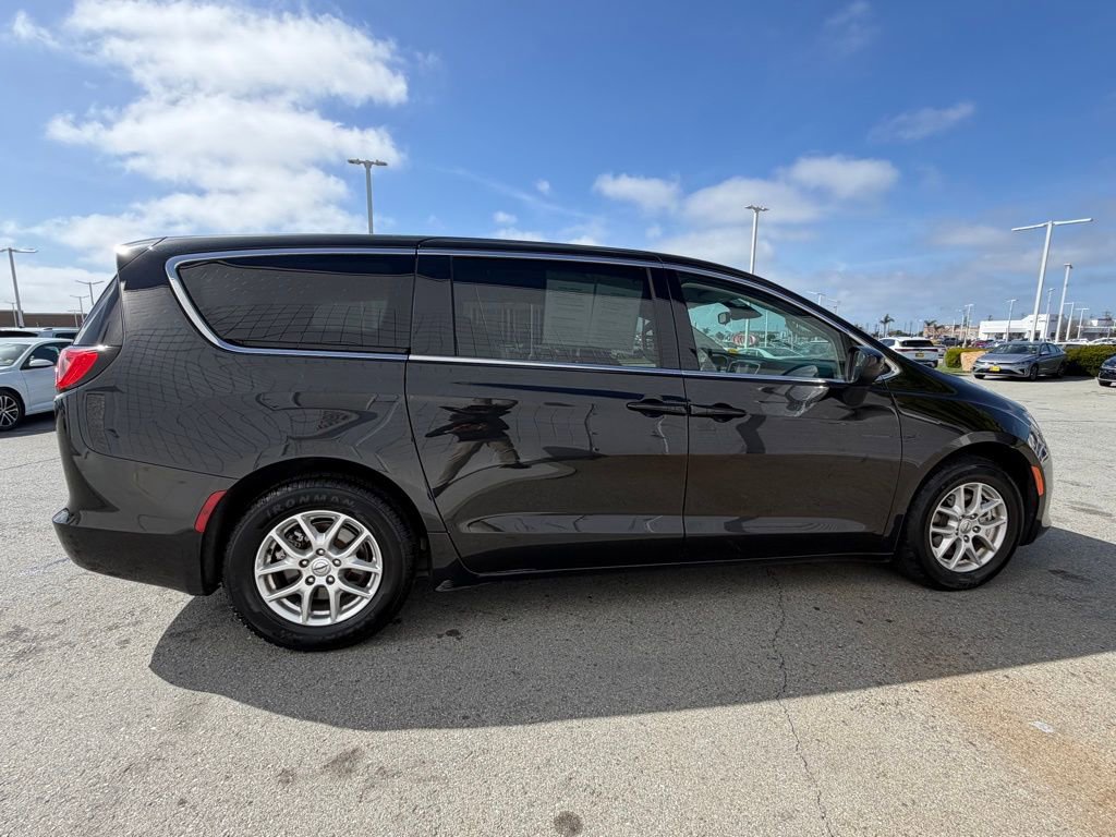 Used 2023 Chrysler Voyager LX image 7