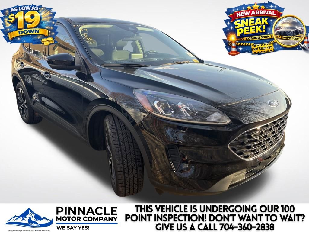 Used 2022 Ford Escape SE w/ SE Sport Appearance Package image 1
