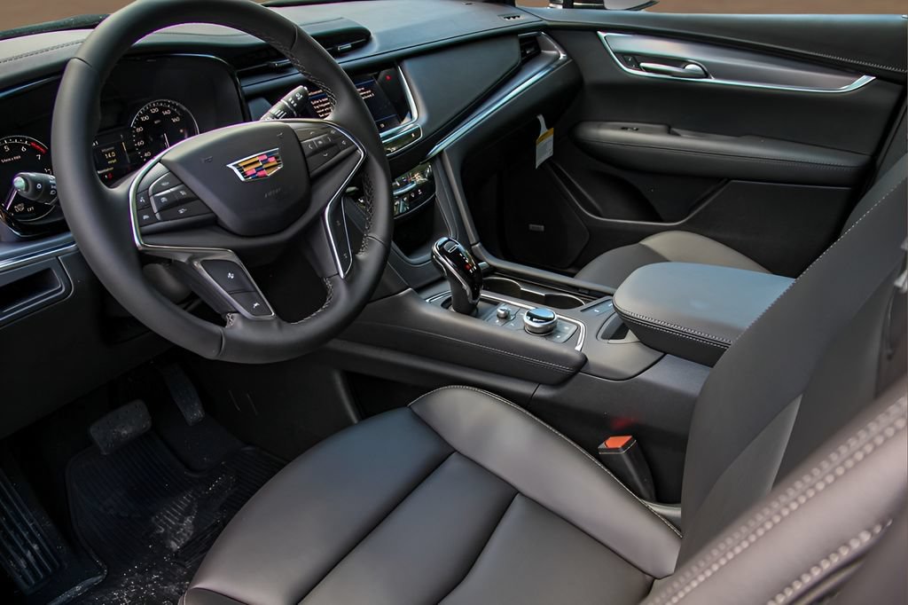 Certified 2025 Cadillac XT5 Luxury FWD image 6