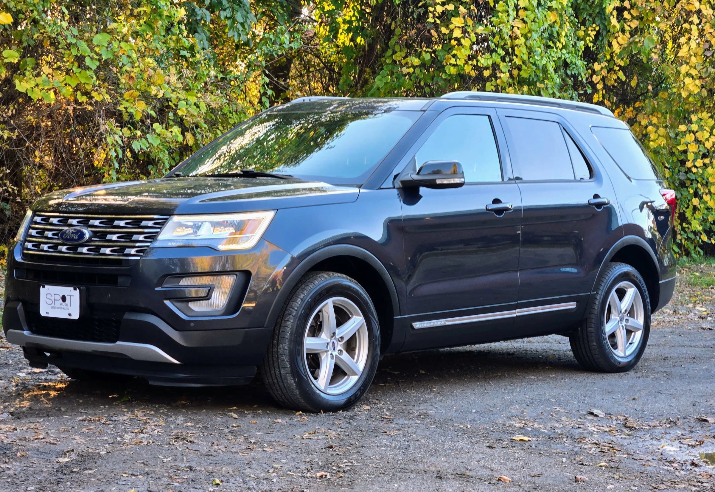 Used 2017 Ford Explorer XLT w/ Equipment Group 202A AWD/4WD image 1
