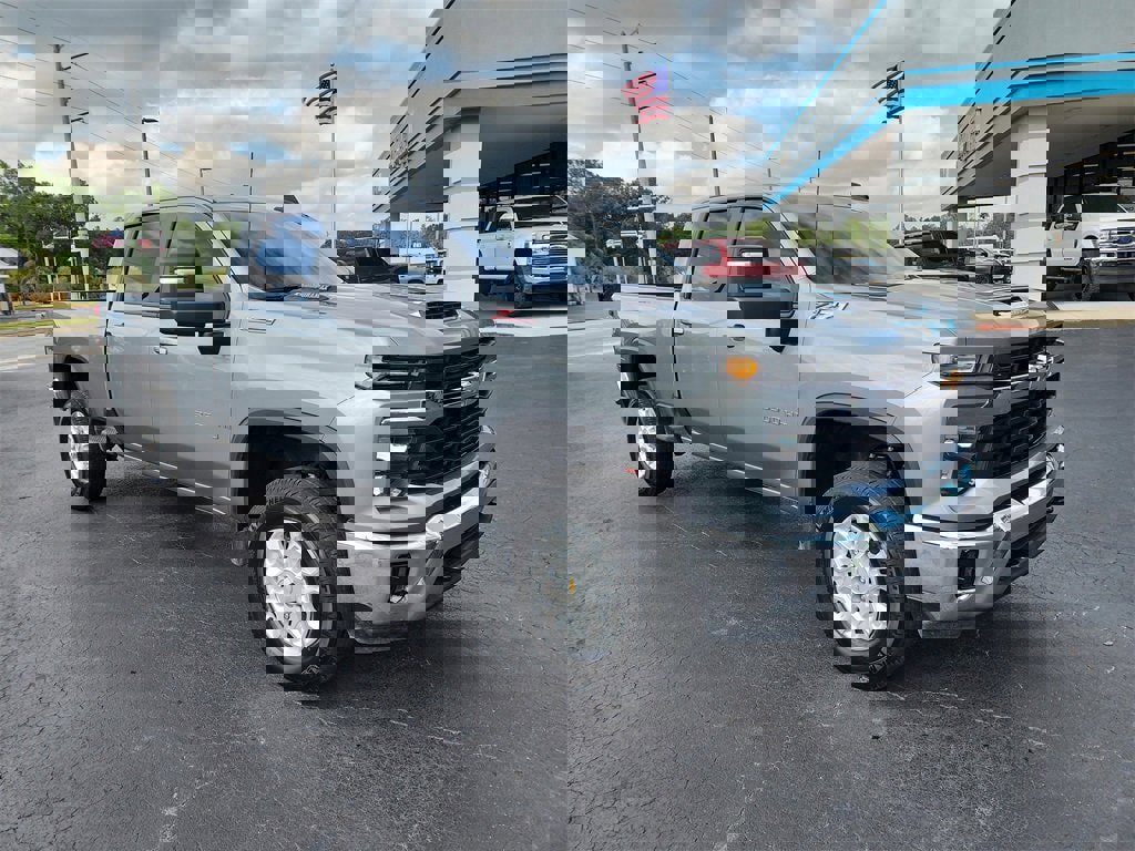 Used 2025 Chevrolet Silverado 3500 LT image 2