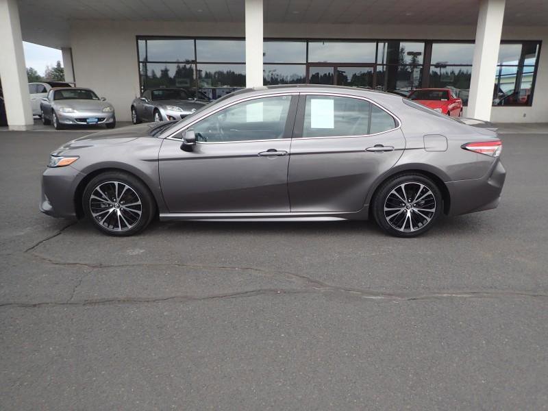 Used 2018 Toyota Camry SE w/ Moonroof Package FWD image 2