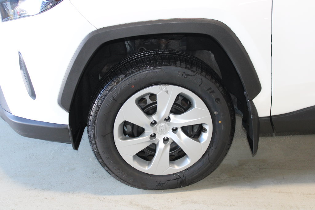 Used 2022 Toyota RAV4 LE AWD/4WD image 4