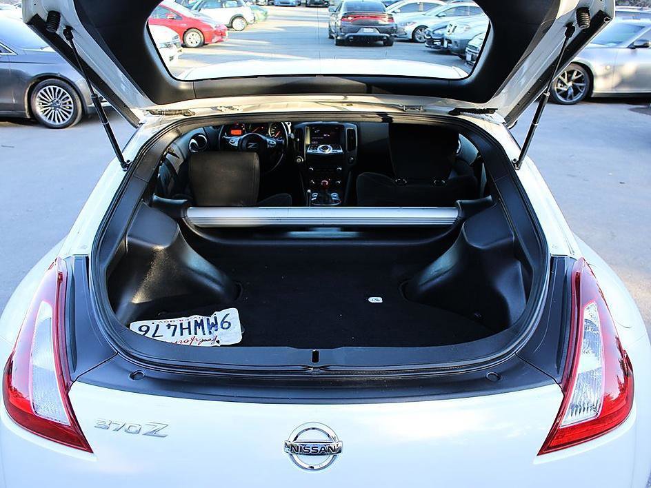 Used 2018 Nissan 370Z Coupe RWD image 9
