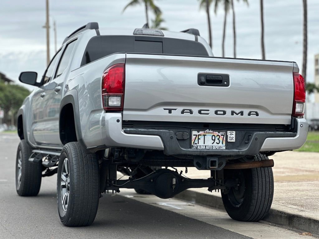 Used 2018 Toyota Tacoma TRD Sport AWD/4WD image 3