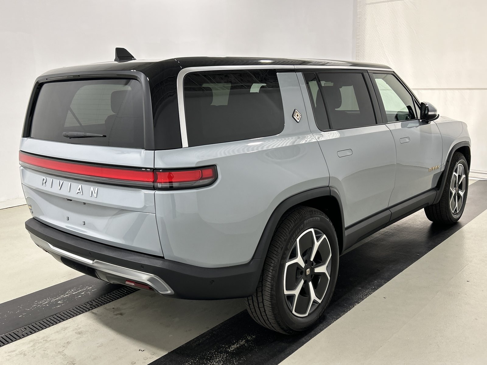 Used 2024 Rivian R1S Adventure Quad AWD/4WD image 5