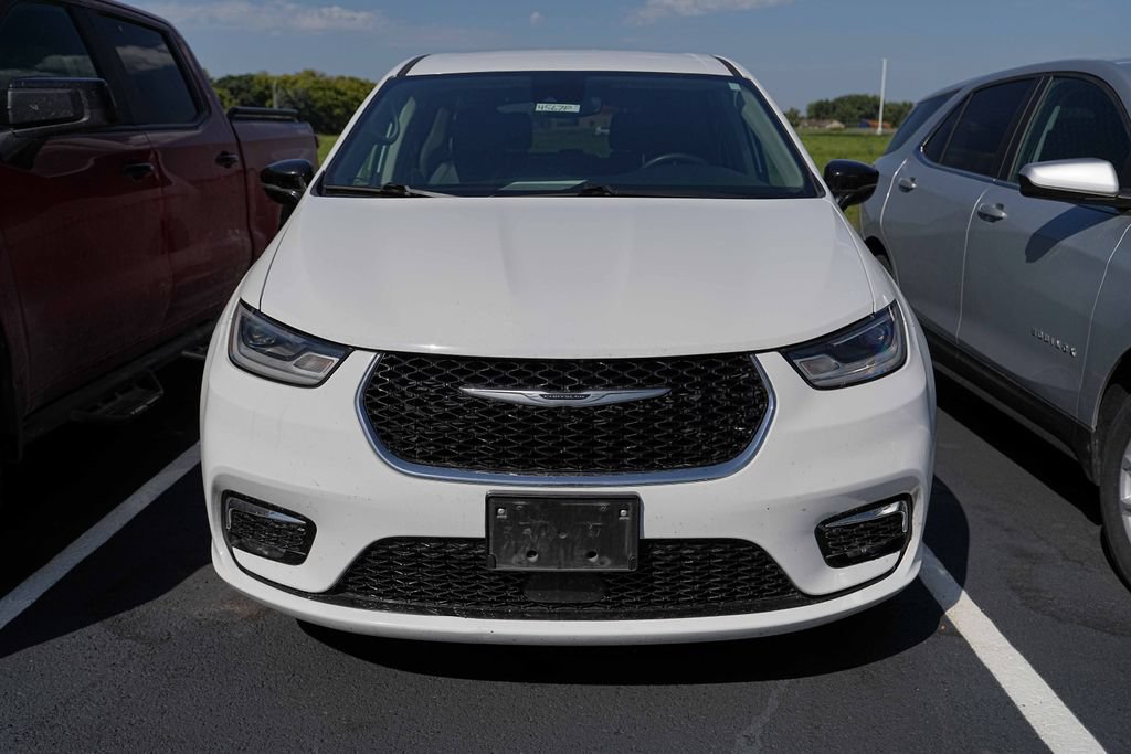 Used 2024 Chrysler Pacifica Touring-L FWD image 2