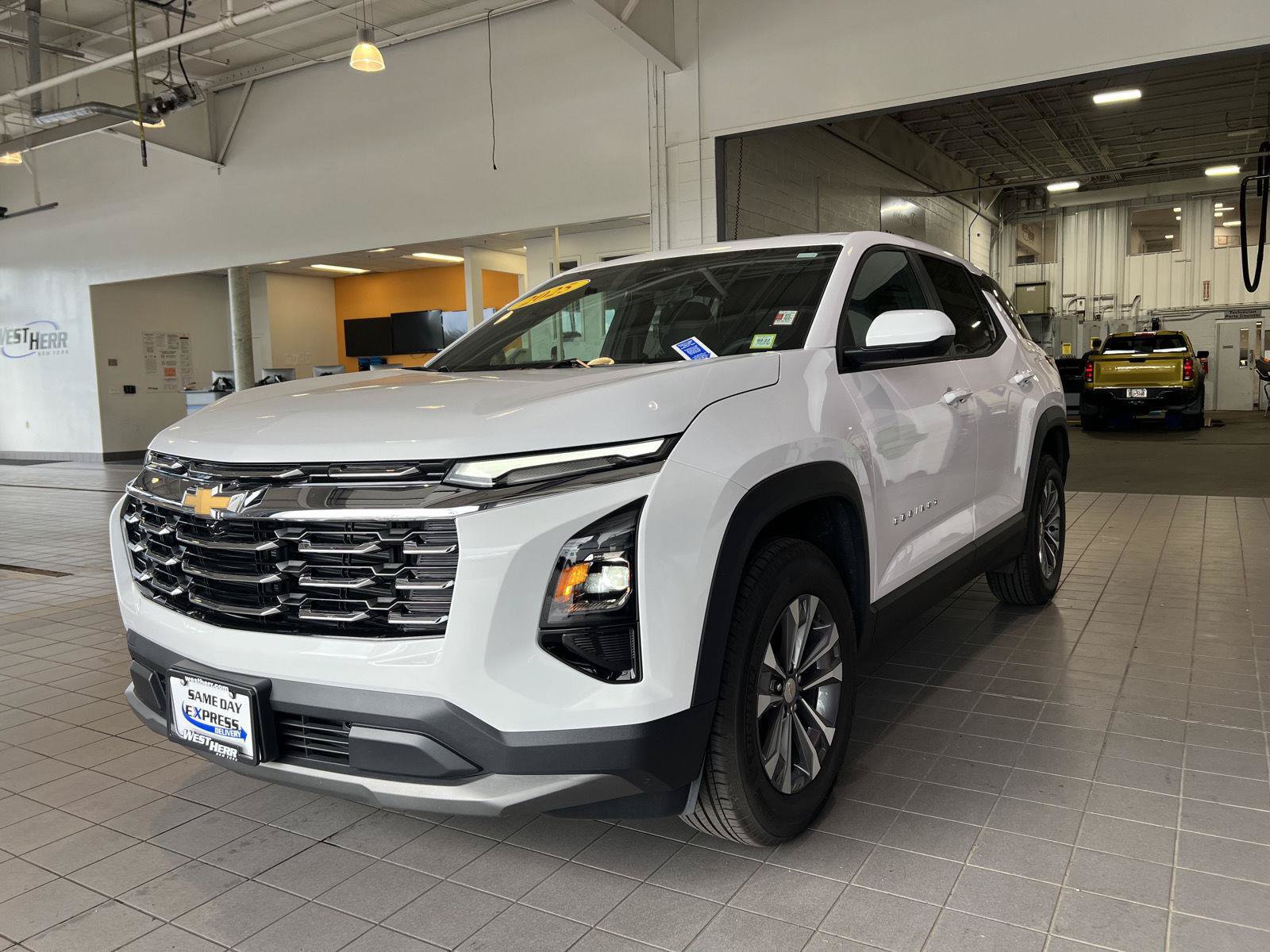 Used 2025 Chevrolet Equinox LT AWD/4WD image 4