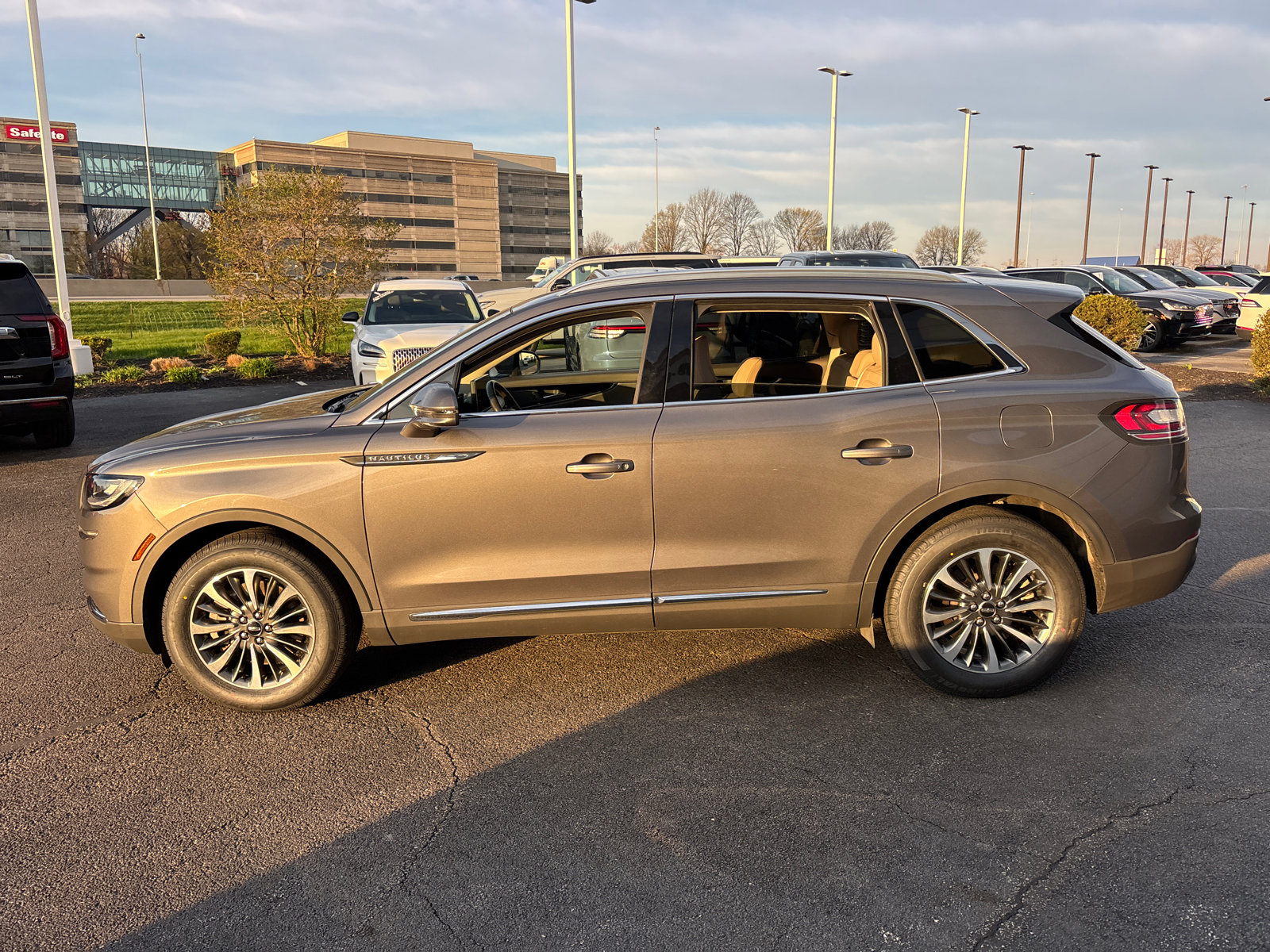 Certified 2022 Lincoln Nautilus AWD w/ Premium Package image 4