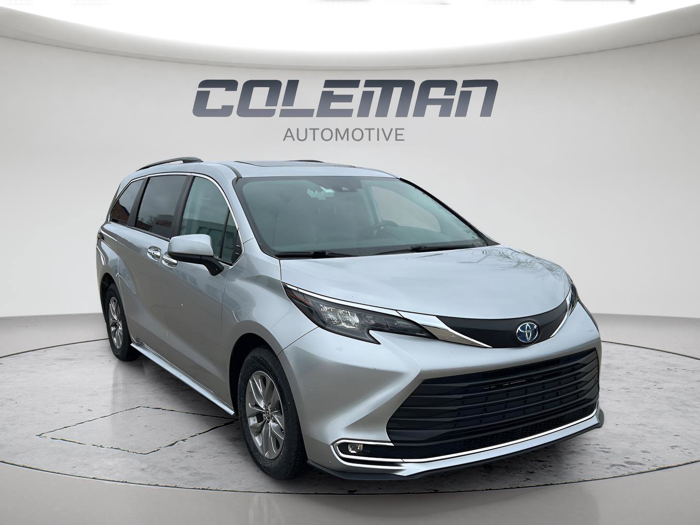Used 2024 Toyota Sienna XLE FWD image 2