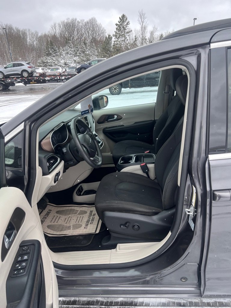 Used 2017 Chrysler Pacifica Touring Plus image 8