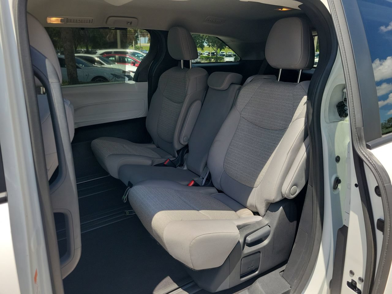 Used 2025 Toyota Sienna LE FWD image 11