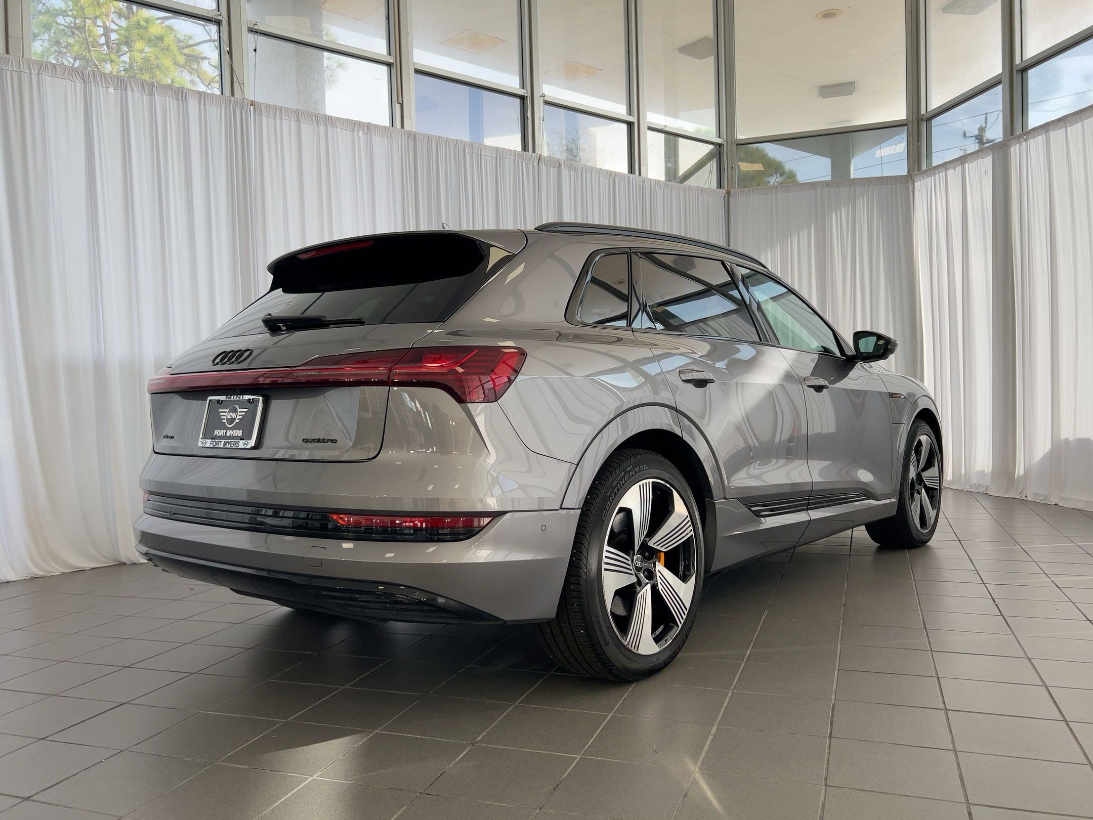 Used 2022 Audi e-tron Premium Plus w/ Premium Plus Package image 9