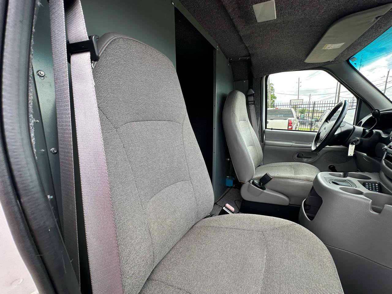Used 2000 Ford E-350 and Econoline 350 Super Duty RWD image 41