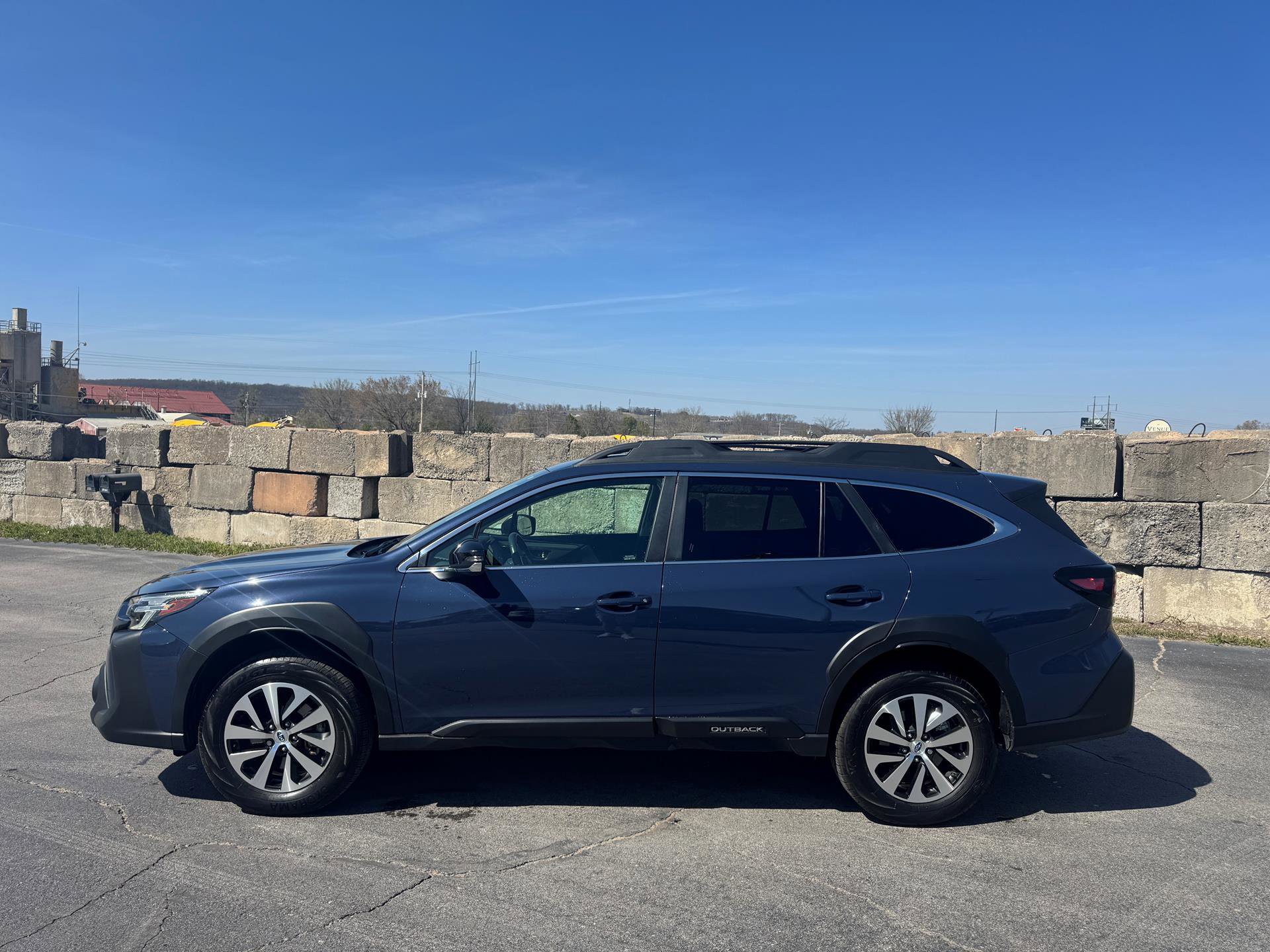 Used 2025 Subaru Outback Premium image 9