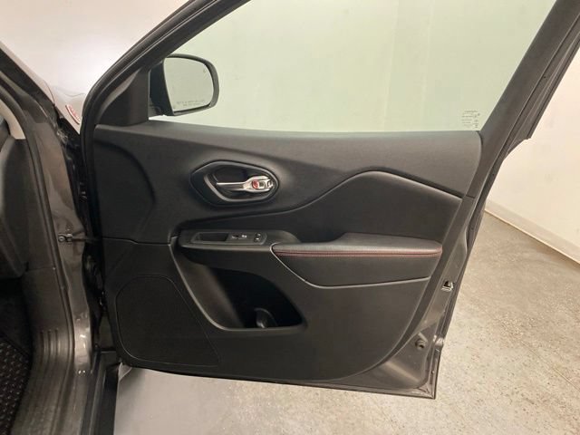Used 2019 Jeep Cherokee Trailhawk AWD/4WD image 27