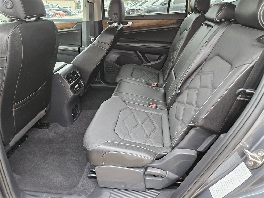 Used 2025 Volkswagen Atlas SE image 27