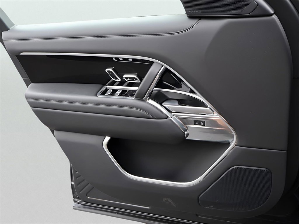 Used 2025 Land Rover Range Rover SE image 35