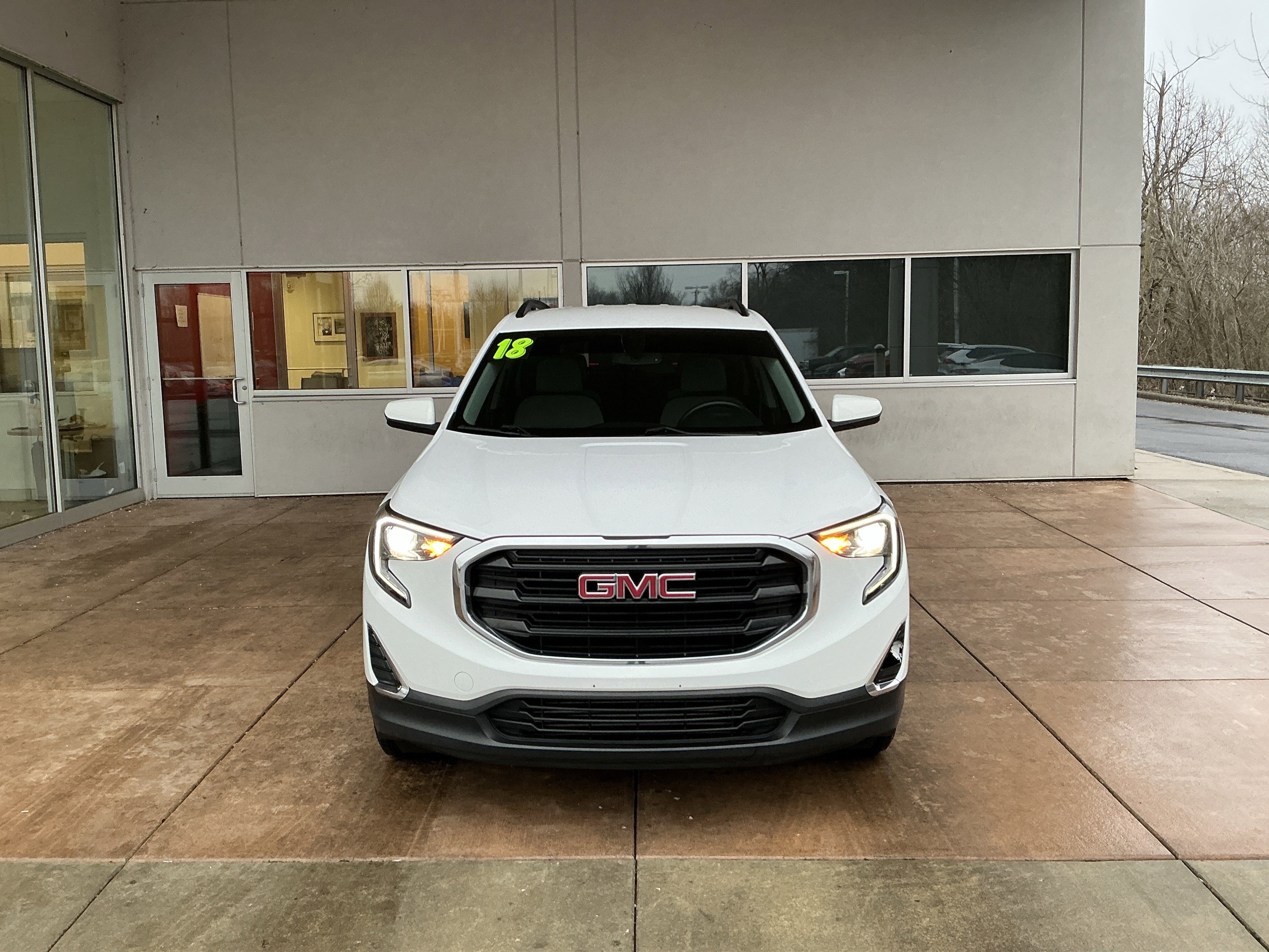 Used 2018 GMC Terrain SLE w/ Driver Convenience Package image 2