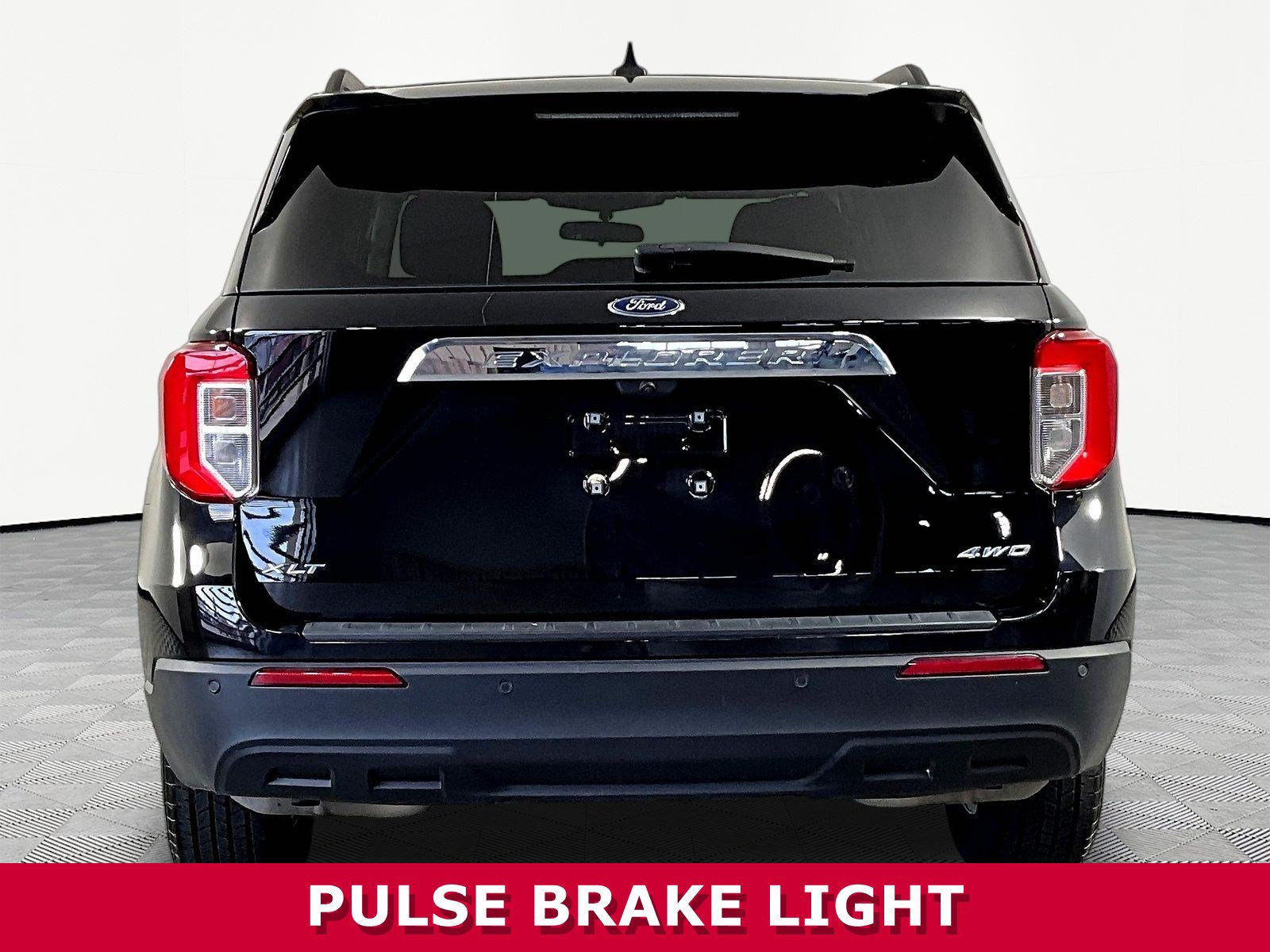 Used 2023 Ford Explorer XLT AWD/4WD image 5
